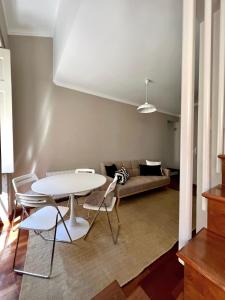 维亚纳堡Apartment Vedória的客厅配有桌椅和沙发