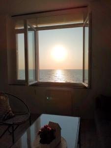 欧村Appartement Cosy的客厅设有海景窗户。