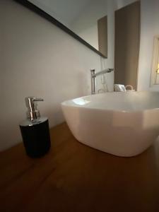 福尔米吉内Host San Pietro的浴室设有白色浴缸及镜子
