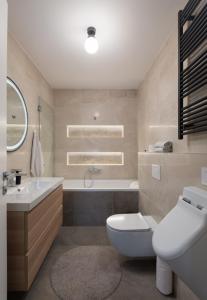 扎达尔Villa Voyage的浴室配有盥洗盆、卫生间和浴缸。