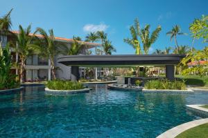 蓬塔卡纳Dreams Flora Resort & Spa - All Inclusive的度假酒店的游泳池