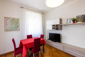 都灵Turin In Wine: appartamento incantevole a Torino.的一间用餐室,配有红色的桌子和椅子