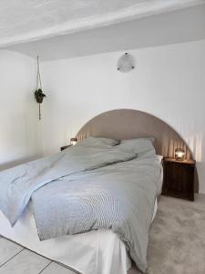 NibeCalm and idyllic surroundings in Northen Jutland的白色卧室设有一张大床和大床头板