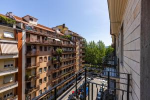 都灵Turin In Wine: appartamento incantevole a Torino.的从大楼的阳台上可欣赏到风景