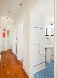 悉尼Lord Wolseley Hotel的白色的浴室设有水槽和镜子