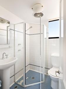 悉尼Lord Wolseley Hotel的带淋浴、卫生间和盥洗盆的浴室