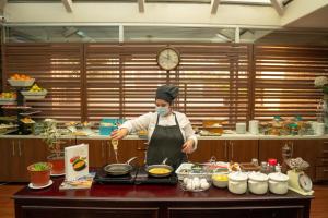 圣地亚哥圣地亚哥福朋喜来登酒店的的厨房里的人在厨房里准备食物