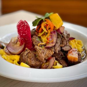 塔拉波托RBB BRITO HOTEL的一大碗食物,包括肉类和蔬菜