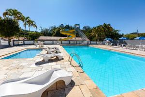 阿瓜斯迪林多亚Hotel Fazenda Aguas de Lindoia的度假村内带滑梯的游泳池
