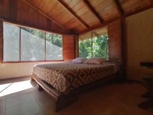 明多La Chonta的一间设有床铺的卧室,位于带窗户的房间内