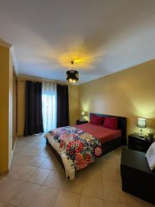 西尔韦斯Apartamento Xelb的一间卧室配有一张带彩色毯子的床
