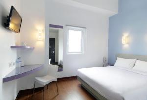 阿马里斯辛邦利马酒店客房内的一张或多张床位