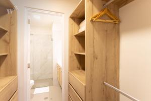利马Alcanfores by Wynwood House的浴室设有壁橱和木制架子
