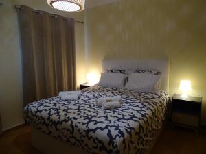 米尔芳提斯城CASA DOS 2 PÁTIOS by Stay in Alentejo的一间卧室配有一张大床和两盏灯