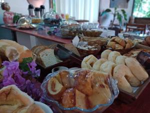 西波山Pousada Meraki的一张桌子,上面摆放着各种面包和糕点