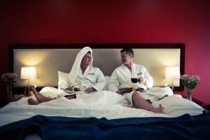 纳尔逊德洛伦索公寓酒店的坐在床上的男人和女人