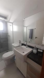 波苏斯-迪卡尔达斯Aconchego no centro de Poços!的白色的浴室设有卫生间和水槽。