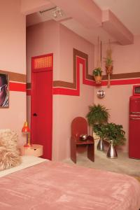 圣胡安MOOD HAUS by DW的一间卧室设有一张床和一扇红色的门