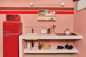 圣胡安MOOD HAUS by DW的一间带红色冰箱和台面的小厨房