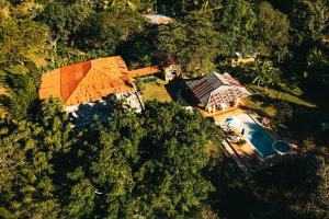 HigueyCampito Loving的享有房子和游泳池的顶部景色