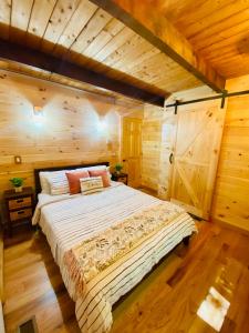 Lake ArielLakeview Cabin in The Hideout的小木屋内一间卧室,配有一张床