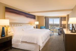 坦帕坦帕海滨威斯汀酒店的酒店客房设有一张白色大床和一个窗户。