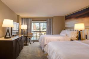 坦帕坦帕海滨威斯汀酒店的酒店客房设有两张床和一个阳台。