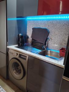 维埃拉·多米尼奥Recanto do Sol的厨房配有水槽和洗衣机