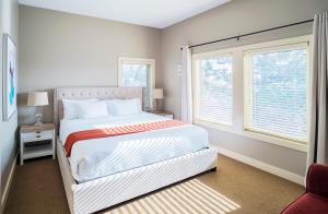 西基隆拿Sunrise Valley Suite的一间卧室设有一张大床和两个窗户。