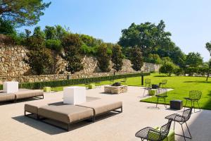 欧文拉斯科利纳斯雅乐轩酒店的一个带桌椅的庭院和石墙
