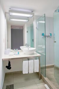 坎昆雅乐轩坎昆酒店的一间带水槽和玻璃淋浴的浴室