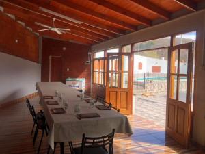 萨尔塔La escondida的大型用餐室配有长桌和椅子