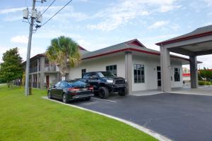 文特沃思港Red Roof Inn Savannah North I-95 - Port Wentworth的两辆汽车停在大楼前