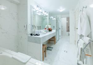 库斯科泰拉安迪纳殖民地庄园酒店的白色的浴室设有水槽和镜子