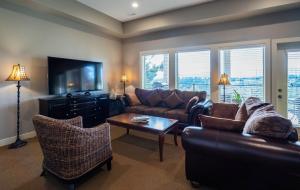 西基隆拿Sunrise Valley Suite的带沙发和电视的客厅