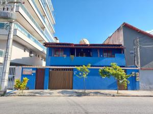 卡波布里奥Pousada Melodia do Mar的街道边的蓝色建筑