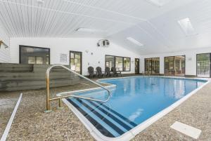 布兰森Luxury Condos at Thousand Hills - Heart of Branson - Beautifully remodeled - Spacious and Affordable的一个带有水汽电池的大房间的一个游泳池