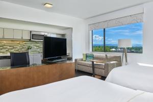 隆娜特里米都斯丹佛公园酒店的配有一张床和一台平面电视的酒店客房