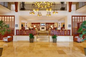 帕萨迪纳帕萨迪纳威斯丁酒店的大厅,有楼梯的酒店和大楼
