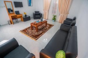 马斯喀特العاصمة للشقق الفندقية - Capital Hotel Apartments的客厅配有2张黑色沙发和咖啡桌