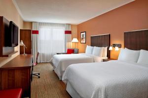 蒙克顿蒙克顿福朋喜来登酒店的酒店客房设有两张床和一台平面电视。