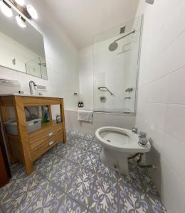别德马Camino al Río的浴室配有卫生间、盥洗盆和淋浴。