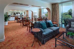 圣萨尔瓦多圣萨尔瓦多喜来登总统酒店的带沙发的客厅和用餐室