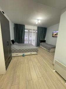 博斯特里Танхаус в Байтур резорте и Спа的一间卧室设有两张床,铺有木地板