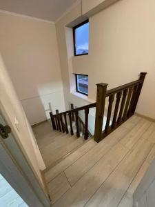 博斯特里Танхаус в Байтур резорте и Спа的客房设有带窗户的木制楼梯。