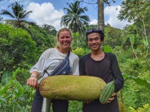 SindanglakaFarmstay Manangel的男人和女人拿着一大块水果