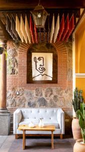 危地马拉安地瓜Mestizo Antigua的客厅配有白色沙发,靠砖墙