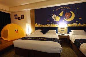 后里福容大饭店 丽宝乐园的酒店客房设有两张床和一间卧室的壁画