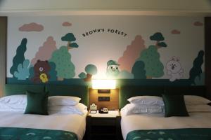 后里福容大饭店 丽宝乐园的酒店客房设有两张床和壁画墙