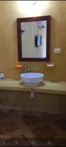 埃斯卡塞加casa YAAKUNAH的一间带水槽和镜子的浴室
